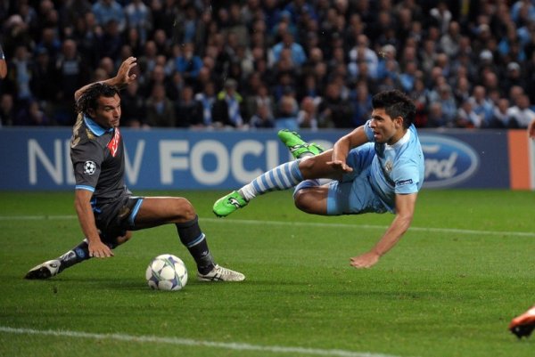 Нападателят на Манчестър Сити Серхио Агуеро опитва удар към вратата на Наполи по време на мача между двата отбора от първия кръг на груповата фаза на Шампионската лига. Срещата завърши без победител – 1:1. Снимка: БТА