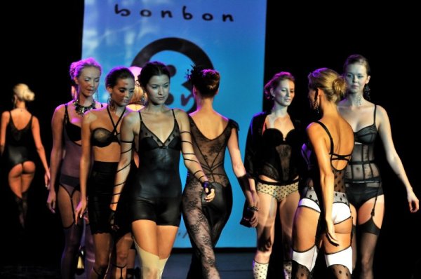 Манекенки представят облекла по време на модно ревю в столицата на Естония – Талин. Снимка: БТА