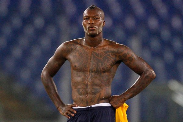 Нападателят на Лацио Джибрил Сисе стои разочарован след края на мача на неговия отбор срещу румънския Васлуй. Двата отбора завършиха наравно 2:2 в първия си мач от груповата фаза на Лига Европа. Снимка: Reuters