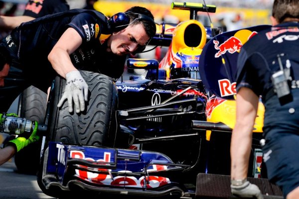 Механици на Ред Бул сменят гумите на австралийския пилот от Формула 1 Марк Уебър по време на първата свободна тренировка преди неделното Гран при на Япония. Снимка: БТА