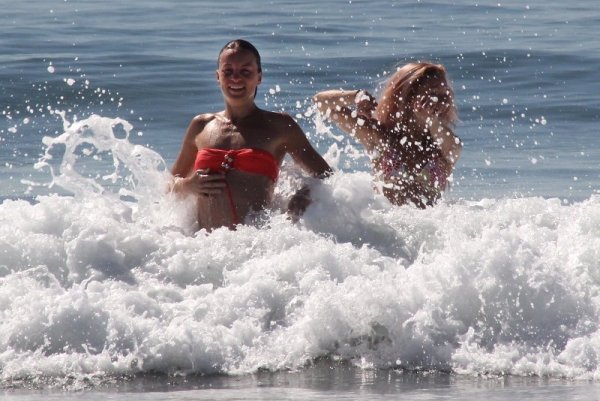 Момичета се забавляват на плаж край океанското крайбрежие във Венис Бийч, Калифорния. Снимка: БТА