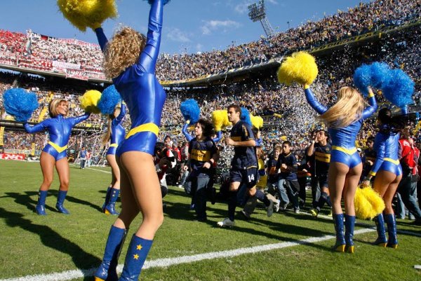 В Аржентина футболистите на Бока Хуниорс също се радват на страстни мажоретки. Снимка: Reuters