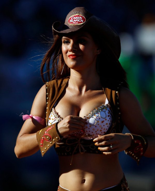 В Мексико най-колоритните мажоретки симпатизират на ФК Америка. Снимка: Reuters