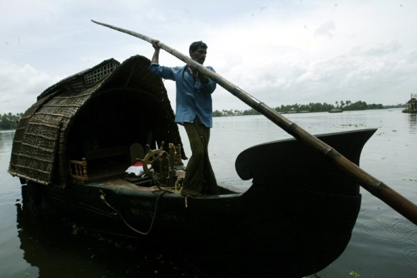 Съвсем малка лодка-хотел по водите на каналите. Снимка: Reuters