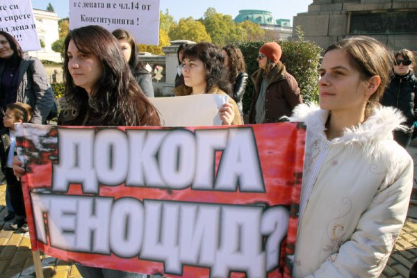 Майки се събраха на протест пред Народното събрание. Причината – проблемите с исканото връщане на детски надбавки от страна на НОИ. В декларация до парламента майките искат да се отменят всички разпореждания на НОИ, свързани с надвзетото майчинство за деца до 2-годишна възраст. Снимка: БТА