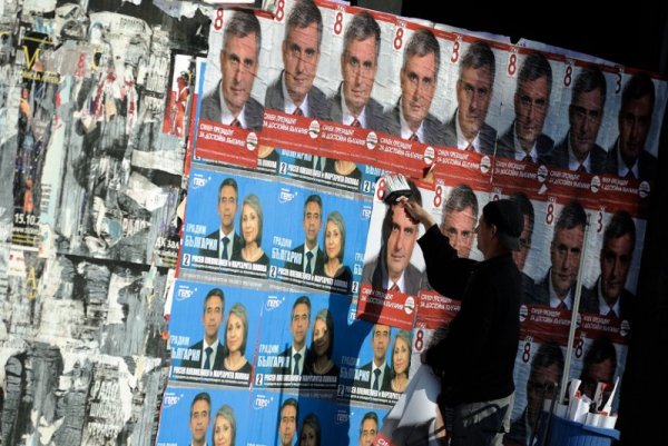 В последния ден за агитация преди балотажа на президентските избори плакатите на кандидатите Росен Плевнелиев и Ивайло Калфин се лепяха един върху друг. Снимка: БТА