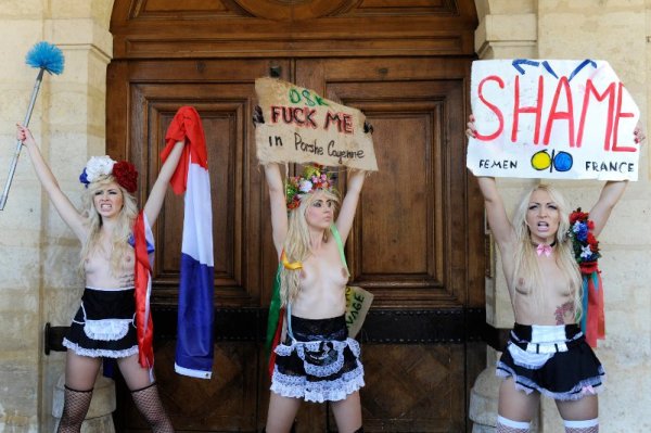 Активистки на ФЕМЕН във Франция отправят послание към бившия шеф на МВФ Доминик Строс-Кан по  време на демонстрация срещу домът му в Париж. Снимка: Reuters