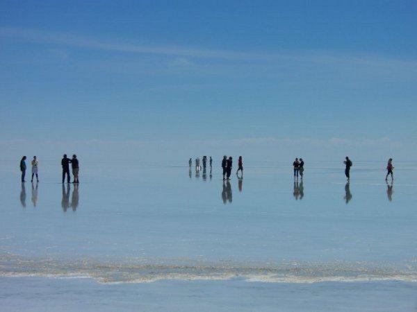 Още един необикновен пейзаж – най-голямото в света солено езеро Salar de Uyuni се намира в Боливия, долината Алтиплано. Това е красива област с огромна солена пустиня, действащи вулкани, големи острови с кактуси и гейзери. По повърхността на езерото може да се повозиш с джип и да се любуваш на необичайната неземна красота на това място. Salar de Uyuni добре се вижда от Космоса и се явява една от точките за калибриране на спътниците. Снимка: planeta.moy.su