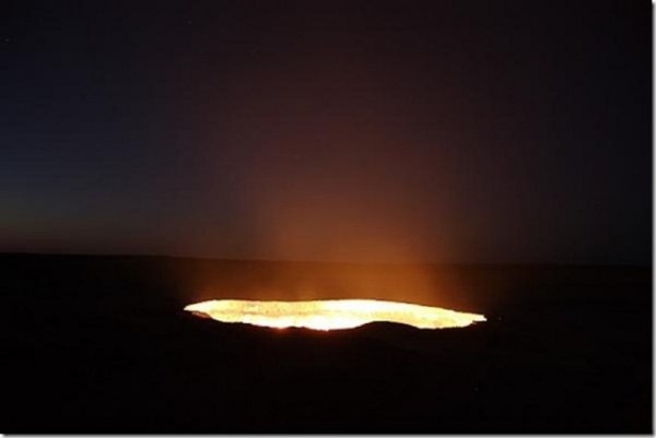 Знаменитата "врата към Ада" &ndash; Дарваз в Туркменистан. Това място плаши със своята мощ, хиляди тонове лава и огън, излизащи от недрата на Земята. Горещият кратер се намира в средата на пустинята Каракум, диаметърът му е 60 м, а дълбочината &ndash; 20 м. Всъщност Дарваз е газов кладенец и историята за откриването му е доста интересна. Изследователите направили тук сонда, за да добиват газ, но в резултат се отворила тази огромна бездна. Снимка: planeta.moy.su