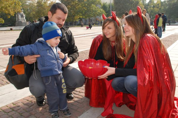 На третия ден след Хелоуин учениците от хасковската езикова гимназия "Проф.д-р Асен Златаров" организираха благотворителен търг и разпродадоха в центъра на града веселите маскарадни атрибути, а събраните пари дариха на дома за деца без родители "Надежда". Снимка: БТА