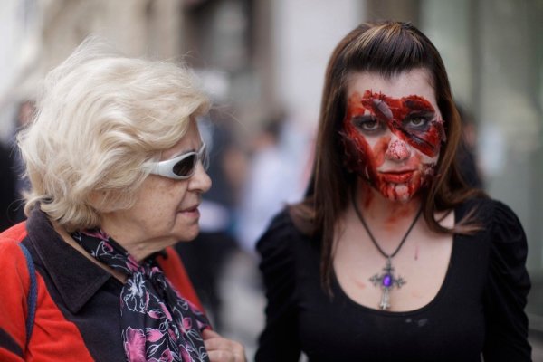 Млада жена, преоблечена като зомби, се подготвя за традиционната разходка на зомбита в бразилския град Сао Пауло. Карнавалът се организира от ентусиасти, които се обличат в специални дрехи и тръгват по улиците. Снимка: БТА