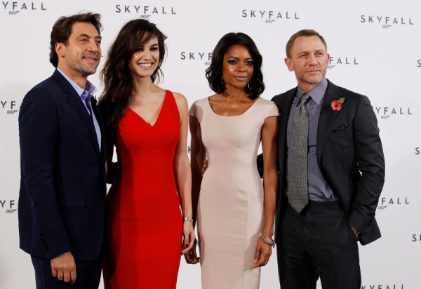 Целият звезден състав на новия филм за Бонд "Skyfall" Снимка: Reuters