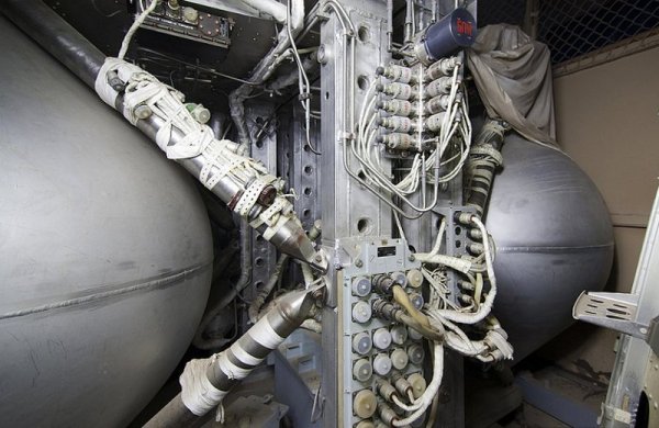 Останалите апарати се отправят на съхранение в хангари, подобни на това секретно гробище за космическа техника. Снимка: Abandoned Places