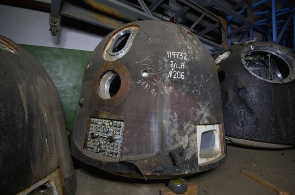 На този апарат има автографи, по всяка вероятност оставени от космонавти. Предполага се, че това е спускаемата капсула "Союз ТМ-32", в която са били космонавтите Виктор Афанасиев, Клоди Енере, Константин Козеев. Снимка: Abandoned Places