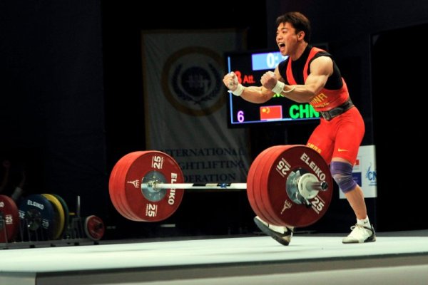 Китайският щангист Жанг Жи се радва след третия си опит в изтласкането в категория до 62 кг на световното първенство по вдигане на тежести в Париж. С този опит Жи събра двубой от 321 кг (145 в изхвърлянето и 176 в изтласкването) и завоюва златото. Снимка: БТА