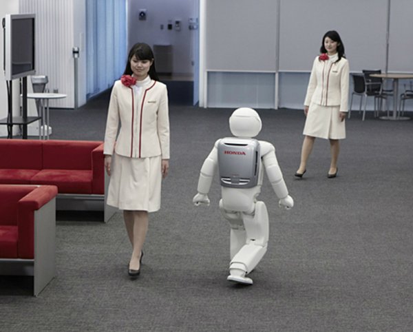 Освен това ASIMO е способен въз основа на пространствен анализ да предвиди посоката, в която човек ще се движи в близките секунди, и бързо да намери обходен път, за да избегне сблъсък. Снимка: Honda Robotics