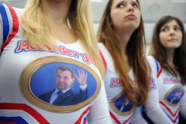 Интернет поддръжнички на руския президент Дмитрий Медведев, известни като &bdquo;Момичетата на Медведев&ldquo;, присъстват на среща на държавния глава на страната с блогъри. Снимка: БТА