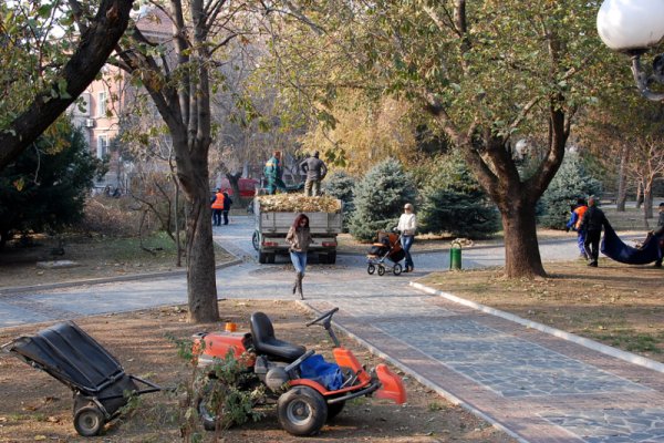 Служители на общинската фирма "Биострой" с помощта на малогабаритна техника и метли почистиха намиращата се в центъра на Благоевград градска градина и нейните алеи след обилния есенен листопад. Снимка: БТА