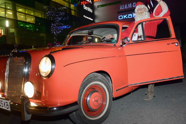 Дядо Коледа изненада малки и големи с ранната си поява във Варна. За първата си поява за годината той избра местен търговски център. Снимка: БТА