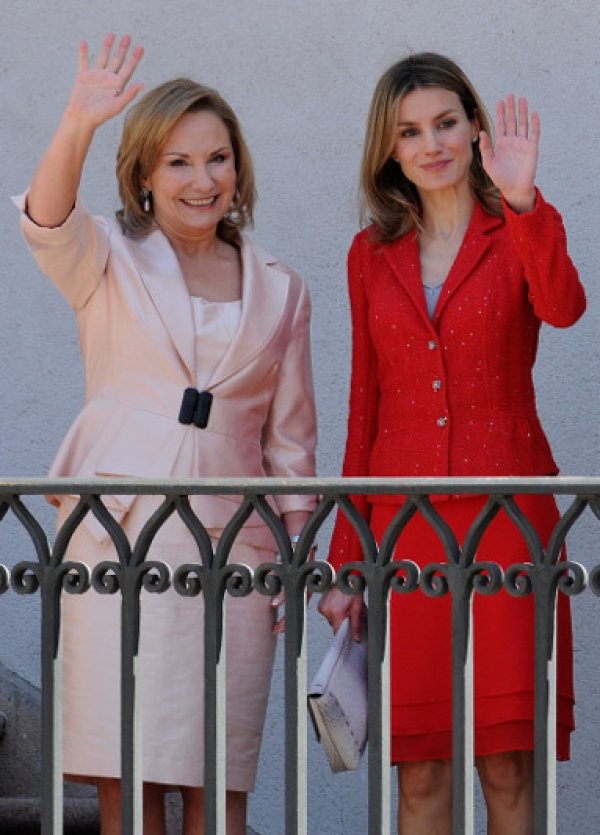 Първата дама на Чили – Сесила Морел (в ляво) и испанската принцеса Летисия махат на хората, които ги приветстват пред президентския дворец в столицата Сантяго. Снимка: БТА