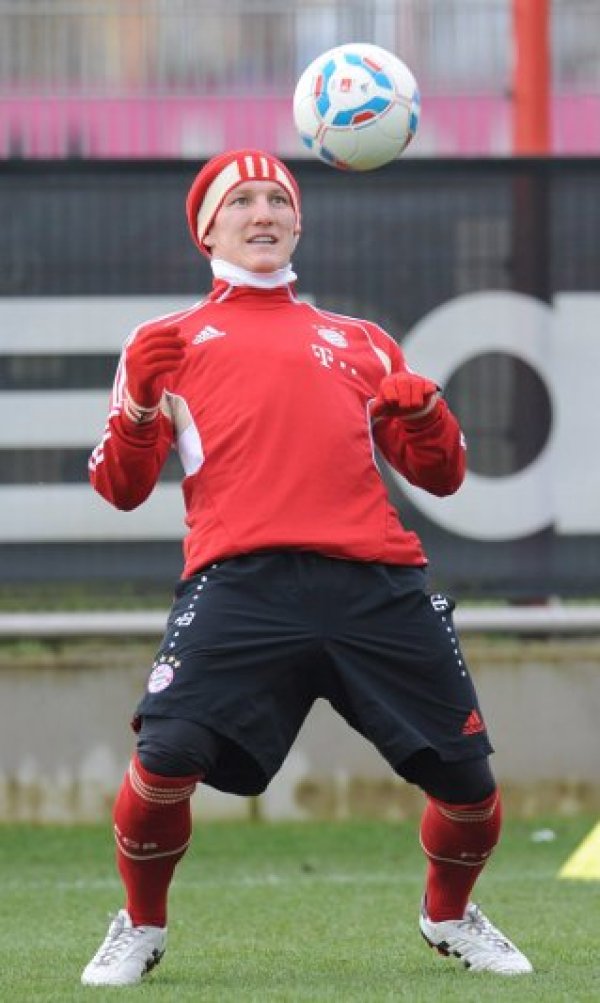 Звездата на Байерн Мюнхен Бастиян Швейнщайгер поднови тренировки на клубната база на отбора. Халфът претърпя операция след счупване на ключица в началото на месеца след мач от Шампионската лига срещу Наполи. Снимка: БТА