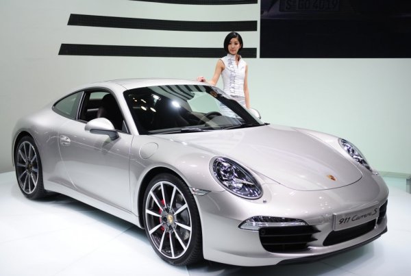 Модел позира с новoто Porsche 911 Carrera S (991) на 42-рото автоизложение в Токио. Снимка: БТА
