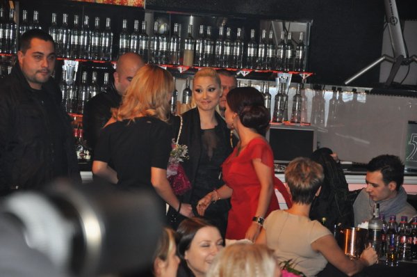 Цветелина Янева и Мария пристигнаха на промоцията с бодигардове Снимка: Dnes.bg