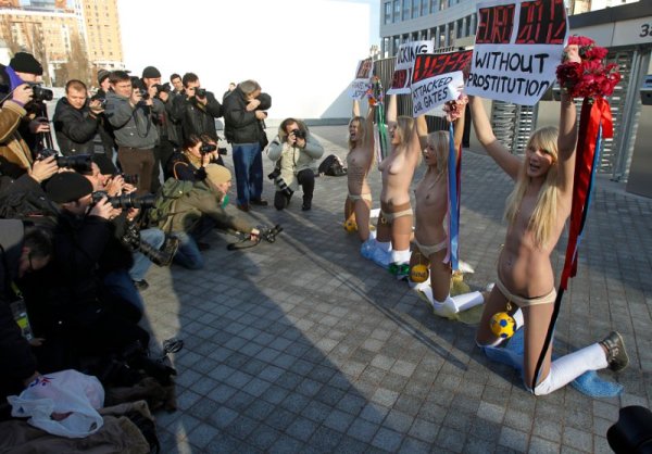 Активистки на &bdquo;Фемен&ldquo; излязоха на протест пред олимпийския стадион в Киев и се обявиха срещу проституцията по време на предстоящото Европейско първенство по футбол през 2012 г. Снимка: Reuters