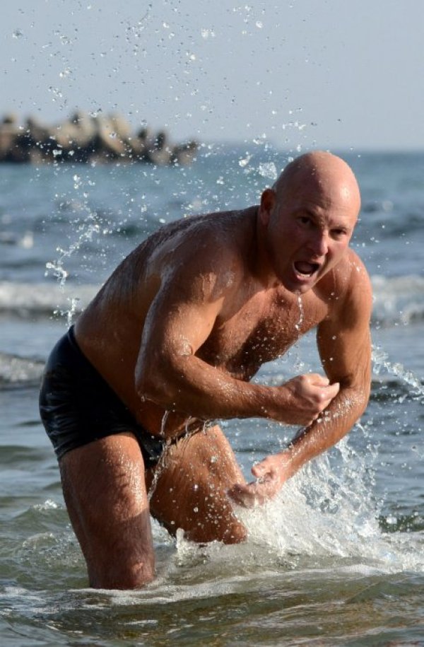 Любител на силните усещания се къпе в ледените морски води във Варна. Снимка: Impact Press Group
