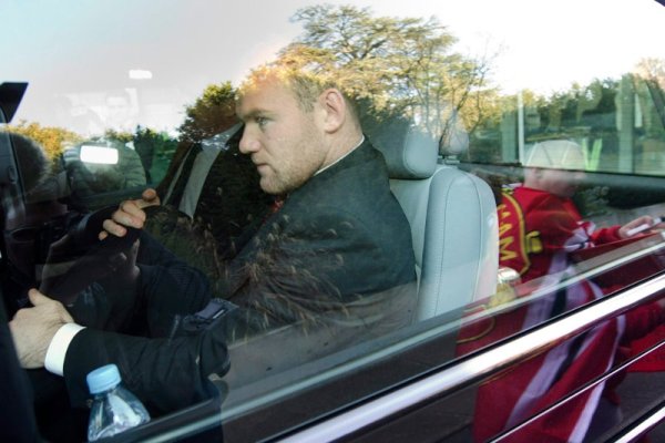 Звездата на английския национален отбор по футбол Уейн Рууни влиза в кола, след като дисциплинарната комисия на УЕФА намали наказанието му от 3 на 2 срещи и така нападателят ще може да играе за Англия в груповата фаза от европейското първенство в Полша и Украйна. Снимка: БТА