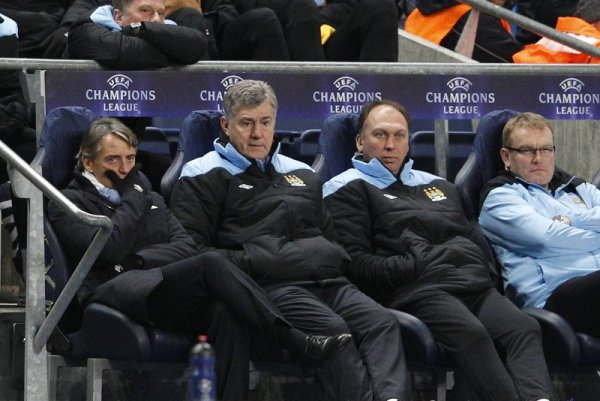 Мениджърът на Манчестър Сити Роберто Манчини (в ляво) не може да повярва, че отборът му не успя да прескочи груповата фаза на Шампионската лига. „Гражданите“ победиха Байерн Мюнхен с 2:0 в последния мач от груповата фаза на турнира, но отпаднаха за сметка на италианския Наполи. Снимка: Reuters