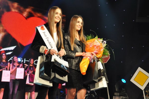 Близначките Василика и Стефани Димитрова бяха определени за втори подгласнички. Снимка: Dnes.bg