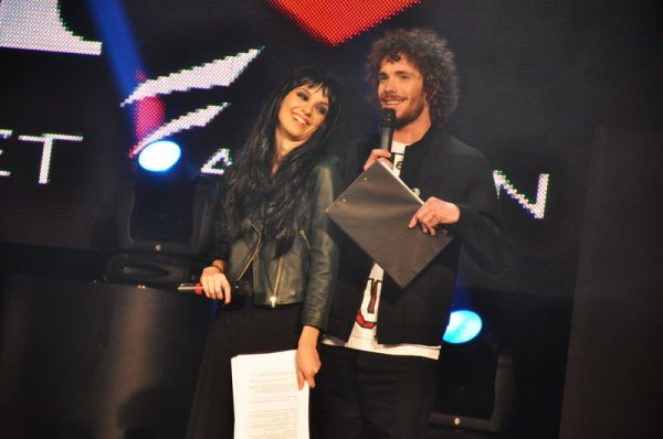 Водещите Луиза Григорова и Явор Бахаров си пускаха солени шеги помежду си. Снимка: Dnes.bg