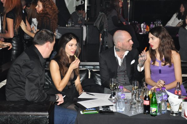 Кристина Милева и гаджето й - италианският фотограф Симоне Фалчета (двойката вдясно). Снимка: Dnes.bg