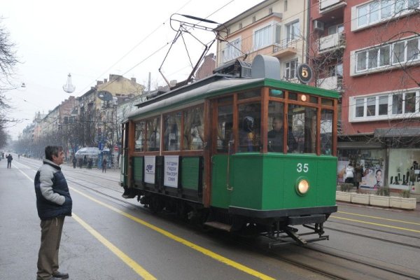 Ретротрамваи радваха софиянци в началото на януари. Поводът бе 110-годишнината от пускането на първите трамваи в София. Според запазената оттогава информация първият ватман се е казвал Георги Мишев, а първата мотриса се е движила по маршрут от гарата до улица "Граф Игнатиев". Снимка: Булфото