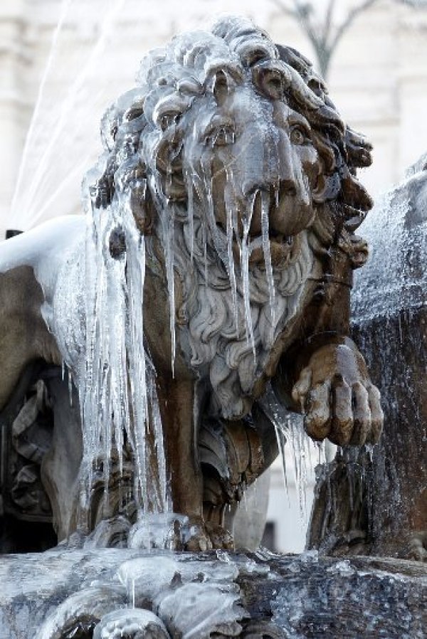 Лъвовете на фонтана Сибелес в Мадрид са покрити с лед след резкия спад на температурите. В някои райони на Испания термометрите отчетоха минус 10 градуса. Снимка: БТА