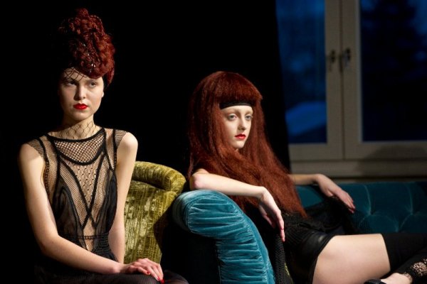 Манекенки се готвят за ревю по време на седмицата на модата Мерцедес Бенц в Берлин. Снимка: БТА