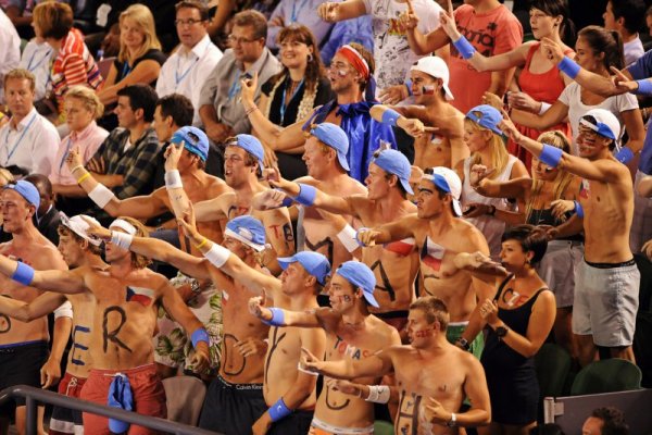 Фенове на чешкия тенисист Томаш Бердих подкрепят своя любимец в мача му срещу Новак Джокович от1/4 финалите на Australian open.Снимка: БТА