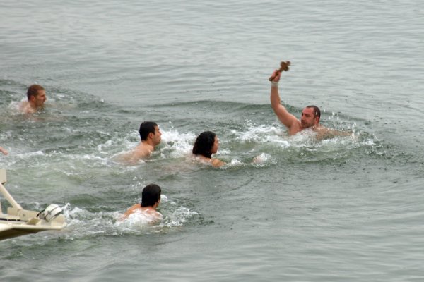 За единайсета поредна година трийсет и четири годишният силистренец Светлин Иванов извади богоявленския кръст от Дунав, хвърлен от Доростолския митрополит Амвросий. Единайсет души скочиха в реката край Силистра. Температурата на водата бе 4.1 градуса, а на въздуха &ndash; 7.5 градуса. Снимка: БТА