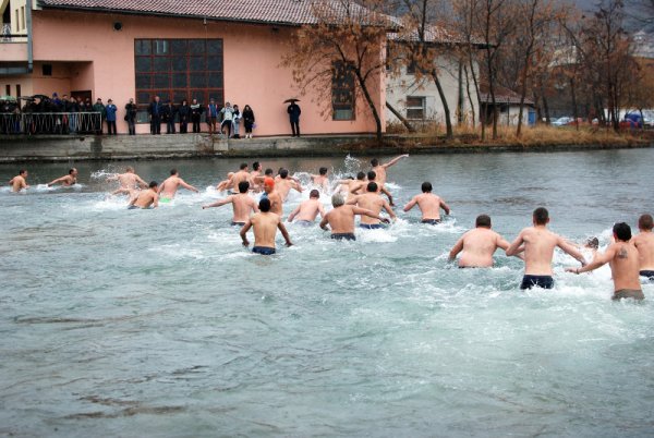Въпреки проливния дъжд 41 души от Монтана се хвърлиха във водите на езерото &bdquo;Монтанезиум&rdquo;, за да гонят богоявленския кръст, хвърлен от величкия екископ Сионий. Пръв до него стигна 18-годишният Атанас Крумов &ndash; ученик от Професионалната гимназия по архитектура, строителство и геодезия в Монтана. Снимка: БТА