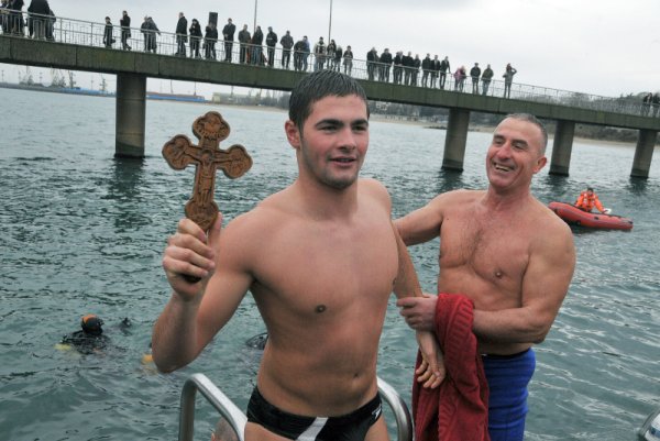 19-годишният Найден Спасов от Бургас, студент в Националната спортна академия, улови Светия Кръст в Бургас. Снимка: БТА