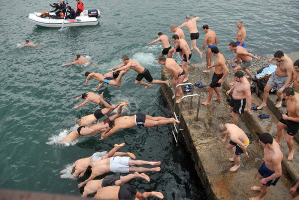 Точно 34 мъже скочиха в студените води на Черно море. Снимка: БТА