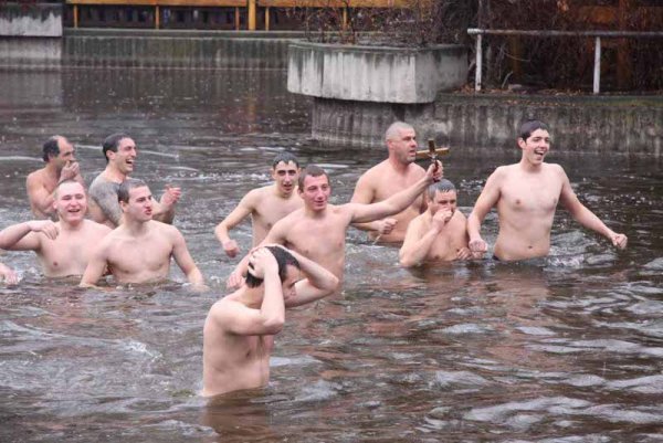 17-годишният ученик от Стара Загора Теодор Белчев пръв извади Светия кръст от
водите на Езерото в центъра на града. Теодор е ученик от Професионалната гимназия по електроника &bdquo;Джон Атанасов" в Стара Загора, занимавал се е с бойни спортове и иска да работи в сферата на енергетиката. Снимка: Община Стара Загора