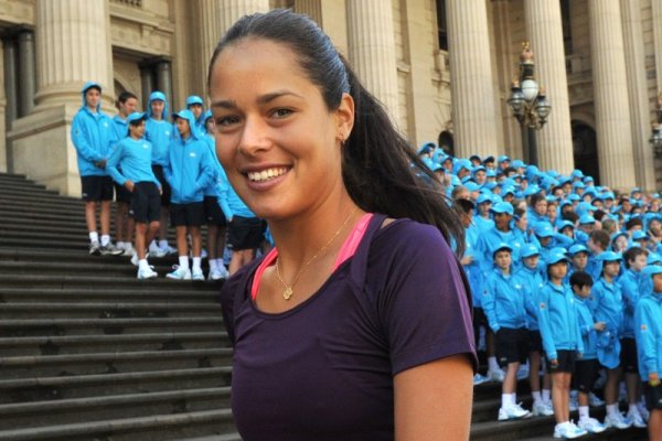 Сръбската тенис звезда Ана Иванович се срещна с децата, които ще подават топките по време на откритото първенство на Австралия по тенис.  Първият турнир от Големия шлем за годината започва на 16 януари. Снимка: БТА