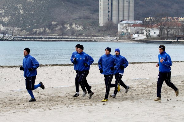 Отборът на Калиакра провежда тренировка за физическа издържливост на плажа край морето в Каварна. Снимка: БТА