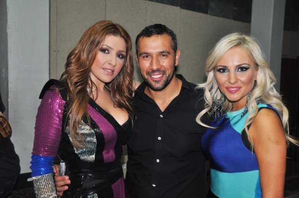Петко Димитров в компанията на гръцката звезда Елена Папаризу и Елена Паришева. Снимка: Dnes.bg