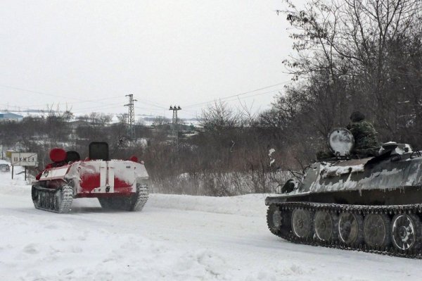 Верижни машини на военните и Гражданска защита се отправят на поредната мисия край Шумен. Снимка: Булфото