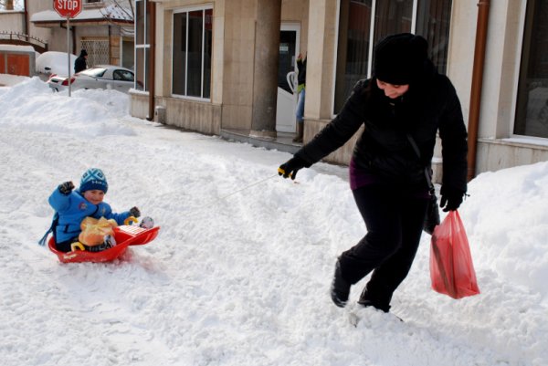 Освен трудности, натрупаният сняг носи радост на децата. Снимка: БТА