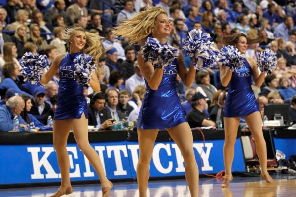 Не по-малко емоции има и в колежанското първенство по баскетбол. Мажоретките на университета в Кентъки надъхват своите момчета на почивката на мача им с Университета във Флорида. Снимка: Reuters