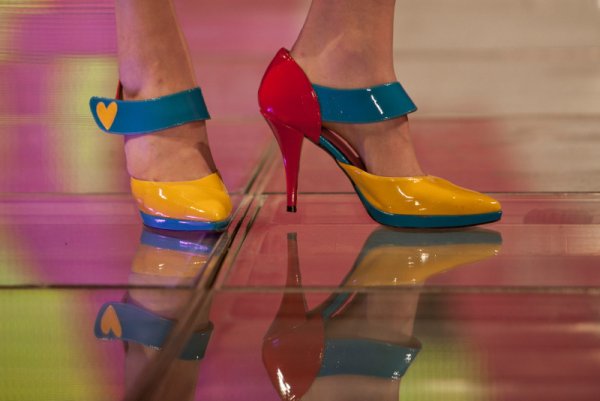 Модел представя обувки по време на ревю на испанския дизайнер Агата Руиз в Мексико Сити. Снимка: БТА